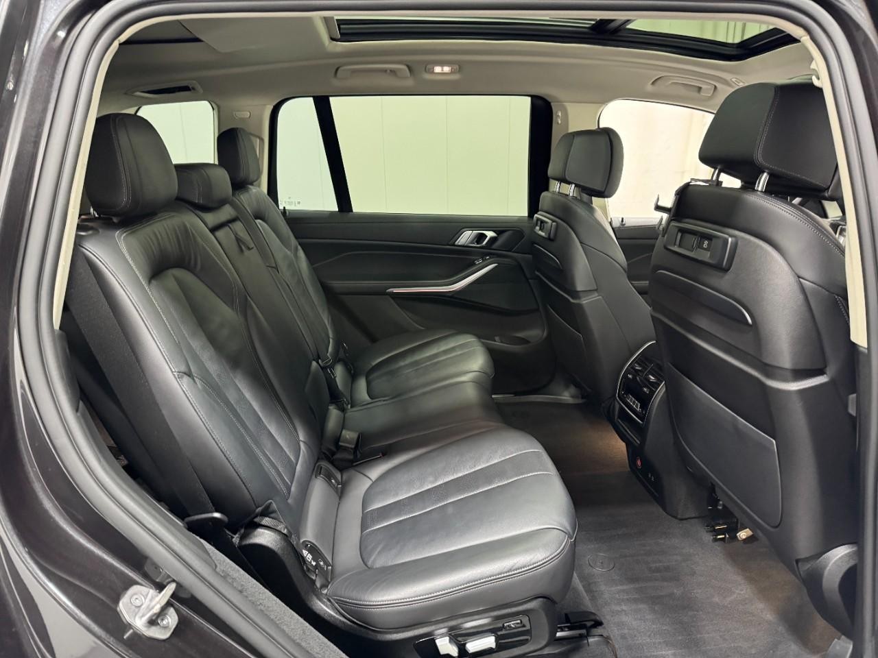 BMW X7 Vehicle Full-screen Gallery Image 10