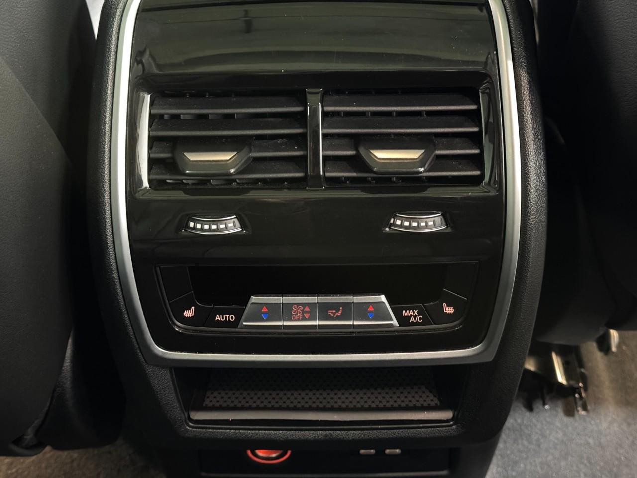 BMW X7 Vehicle Full-screen Gallery Image 11