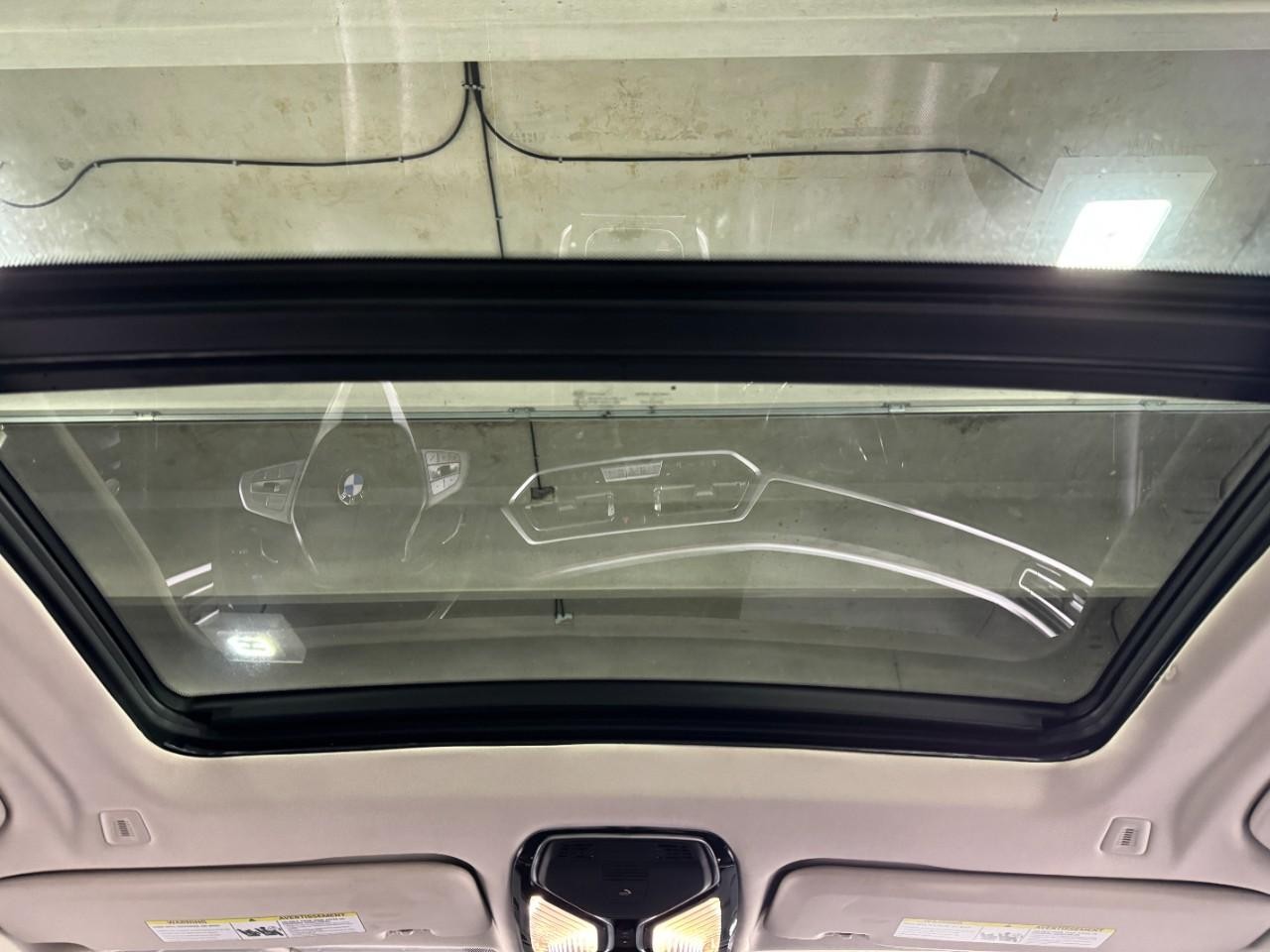 BMW X7 Vehicle Full-screen Gallery Image 12