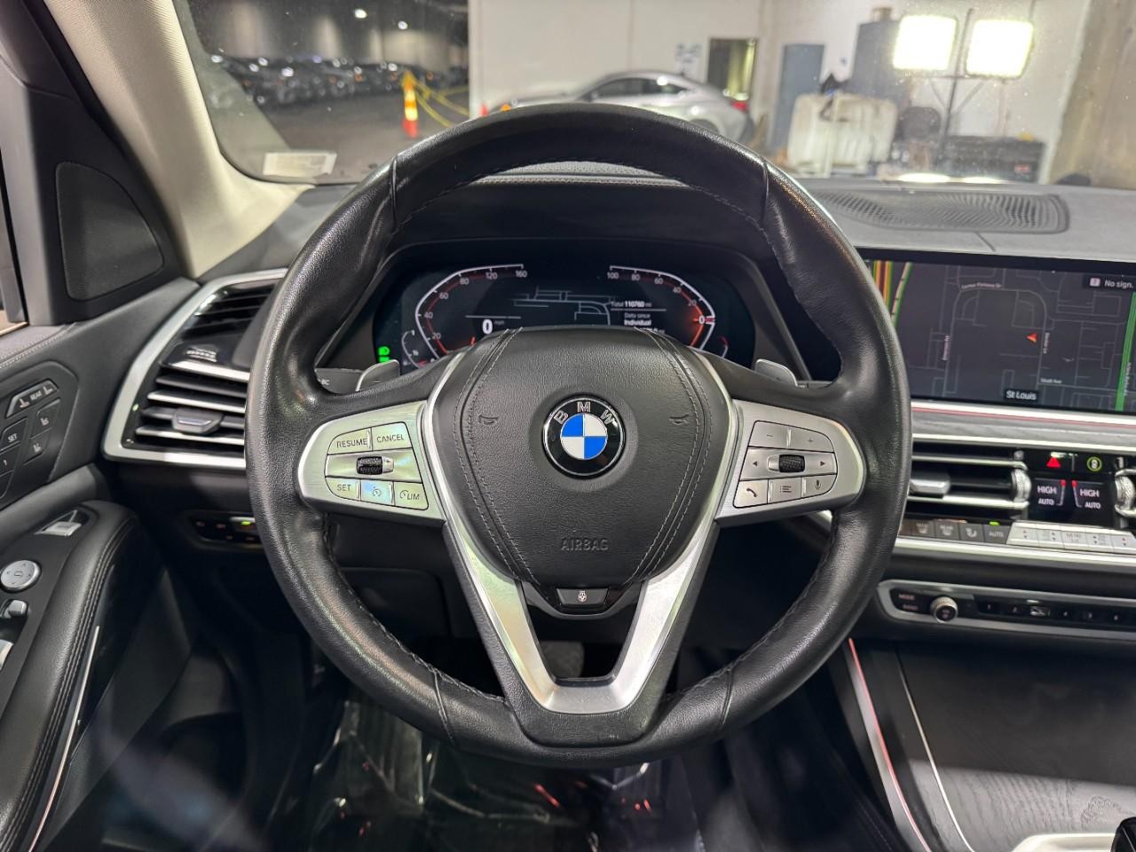 BMW X7 Vehicle Full-screen Gallery Image 14