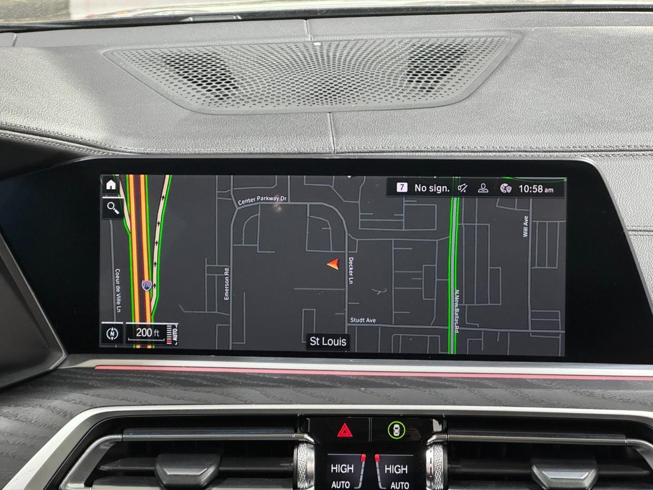 BMW X7 Vehicle Full-screen Gallery Image 15