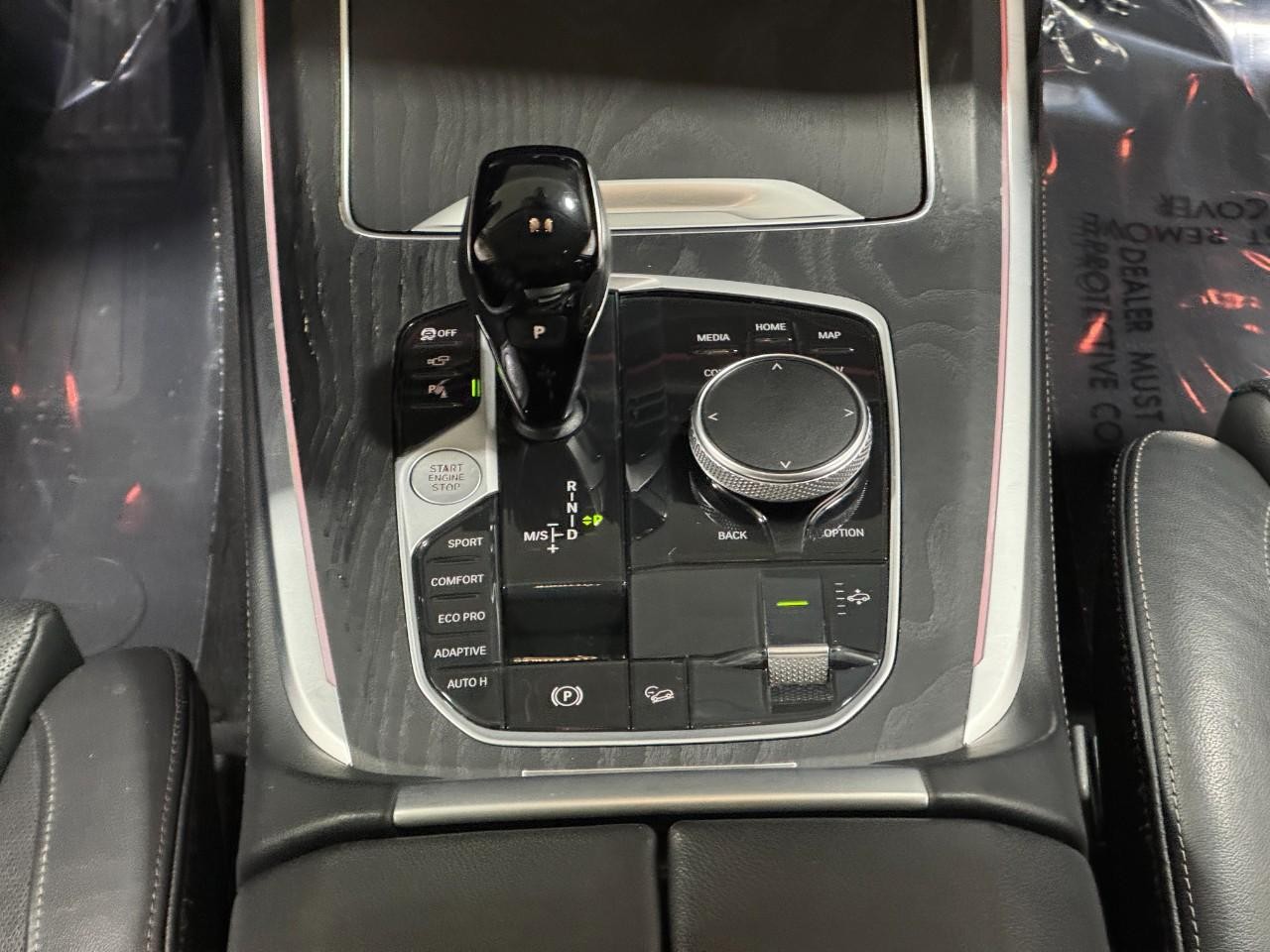 BMW X7 Vehicle Full-screen Gallery Image 17