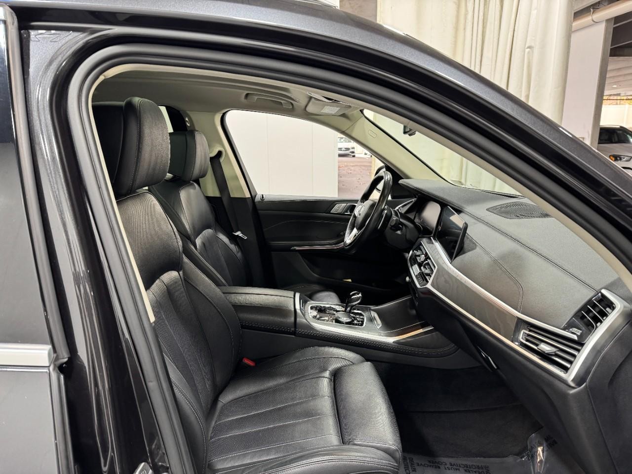 BMW X7 Vehicle Full-screen Gallery Image 18