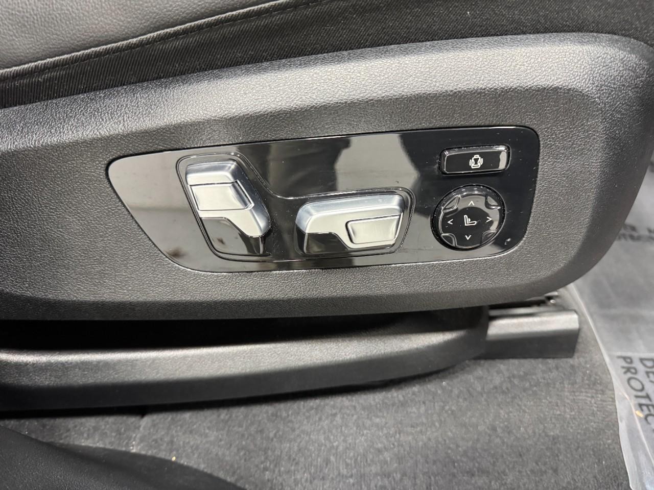 BMW X7 Vehicle Full-screen Gallery Image 20