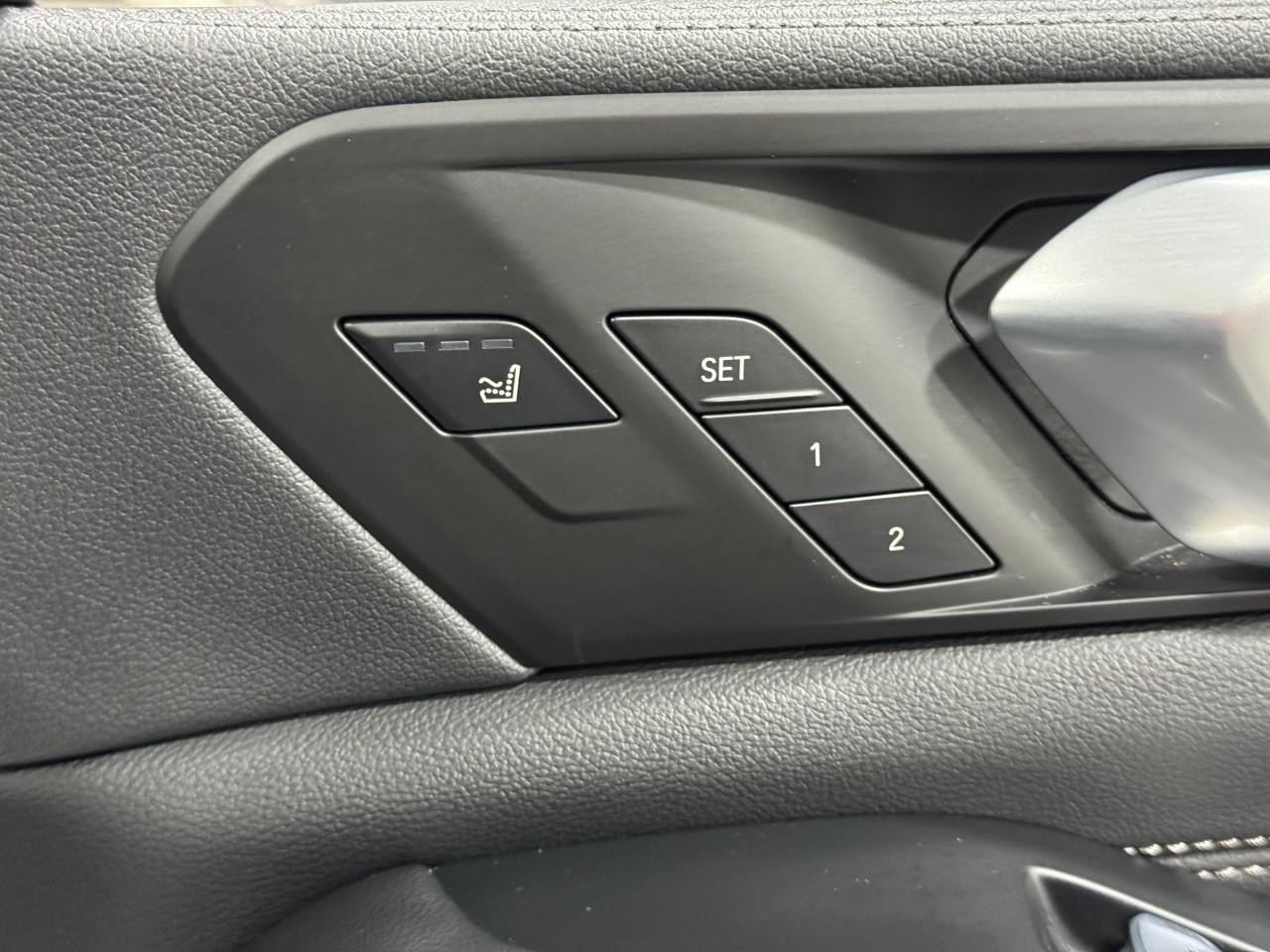 BMW X7 Vehicle Full-screen Gallery Image 21