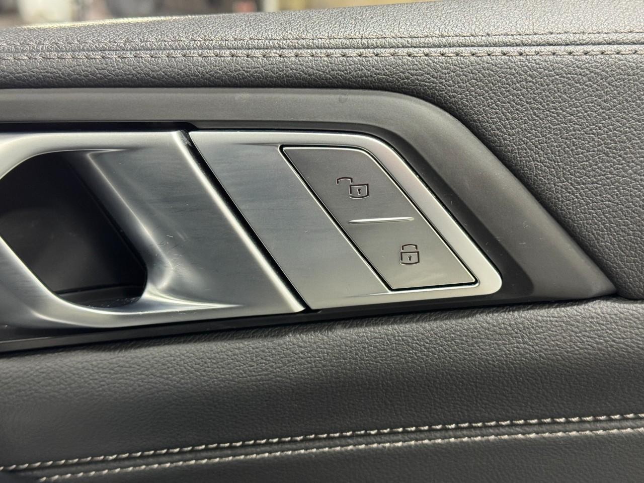 BMW X7 Vehicle Full-screen Gallery Image 22