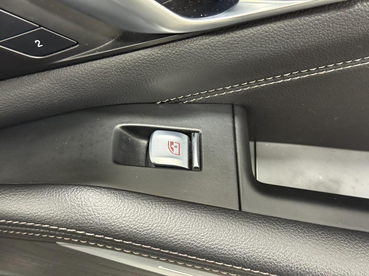 BMW X7 Vehicle Full-screen Gallery Image 23