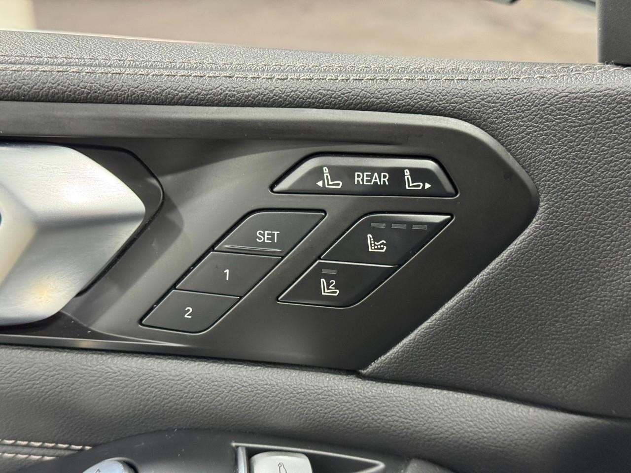 BMW X7 Vehicle Full-screen Gallery Image 24