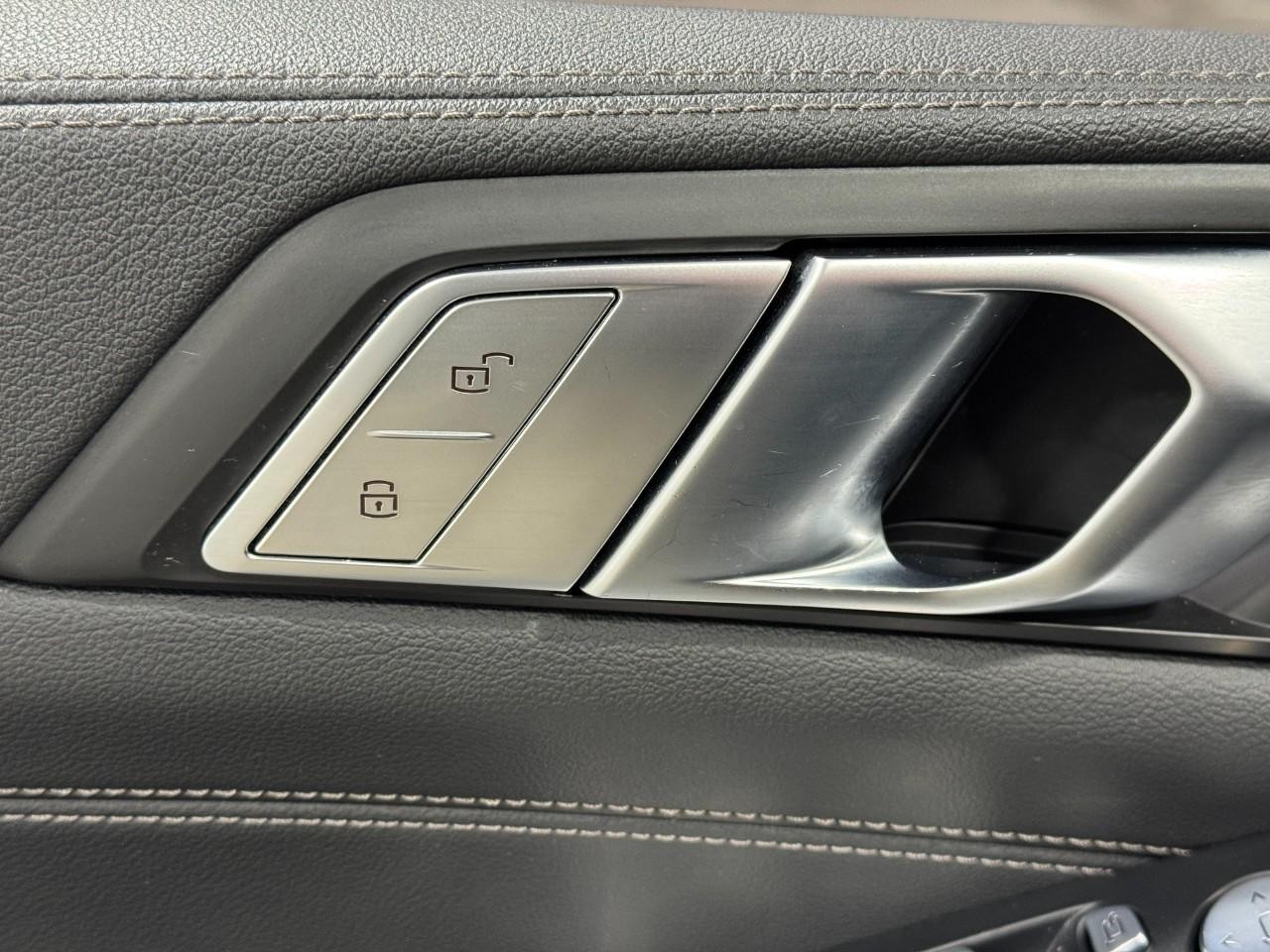 BMW X7 Vehicle Full-screen Gallery Image 25