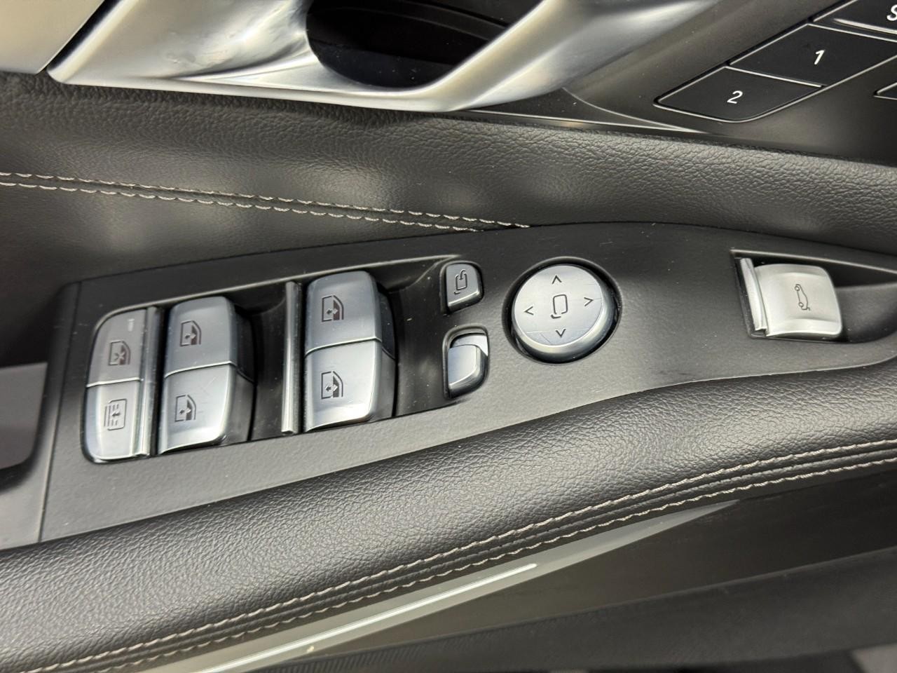 BMW X7 Vehicle Full-screen Gallery Image 26