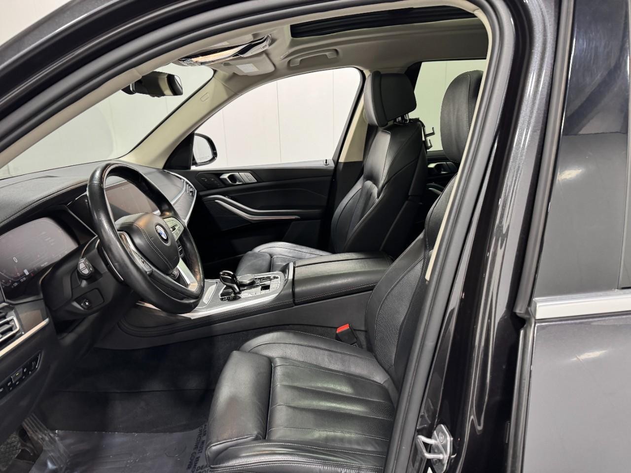 BMW X7 Vehicle Full-screen Gallery Image 27