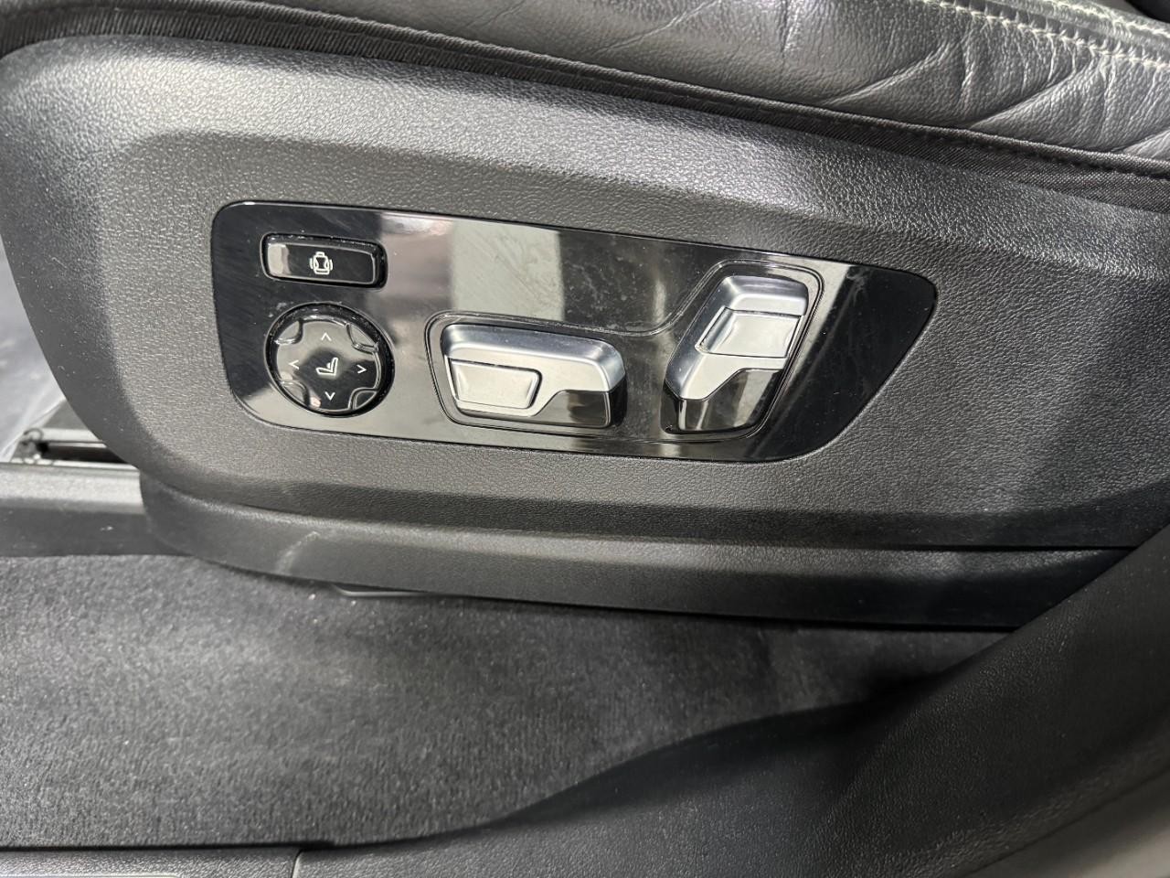 BMW X7 Vehicle Full-screen Gallery Image 29