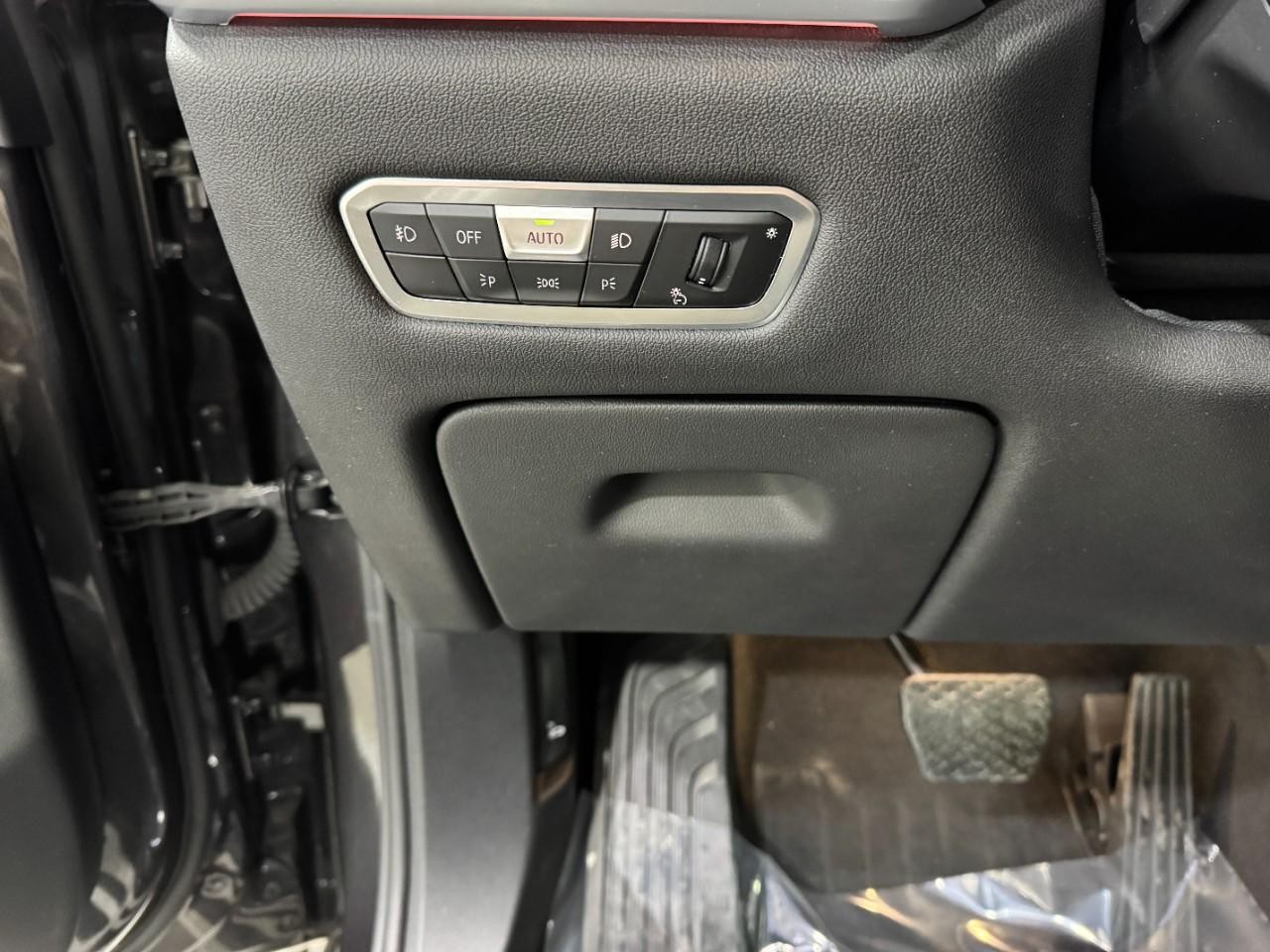 BMW X7 Vehicle Full-screen Gallery Image 30