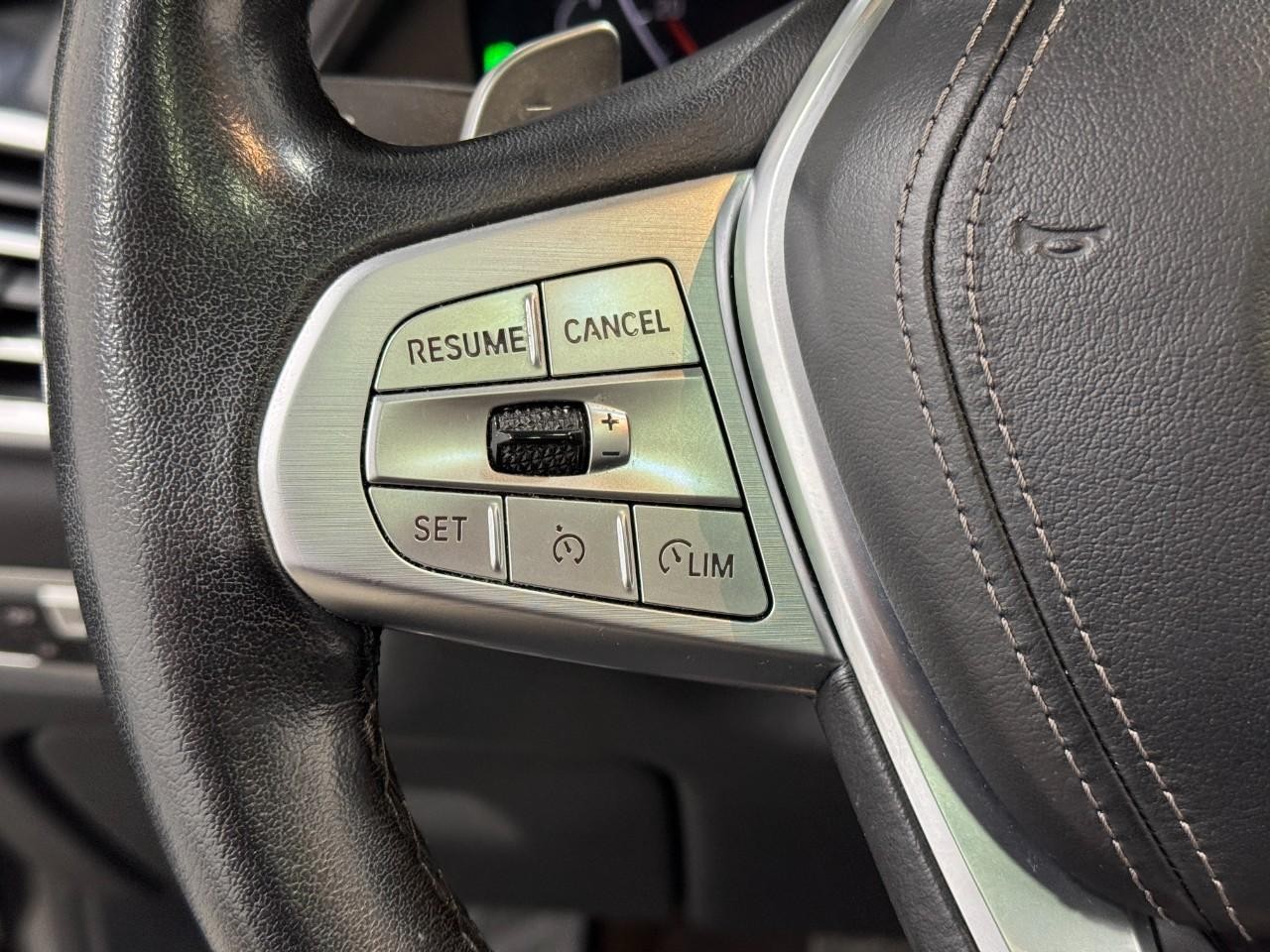 BMW X7 Vehicle Full-screen Gallery Image 31