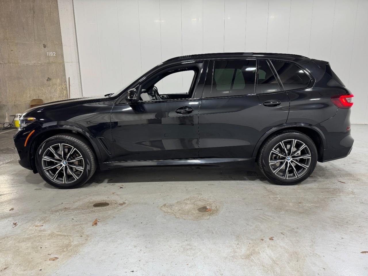 BMW X5 Vehicle Full-screen Gallery Image 2