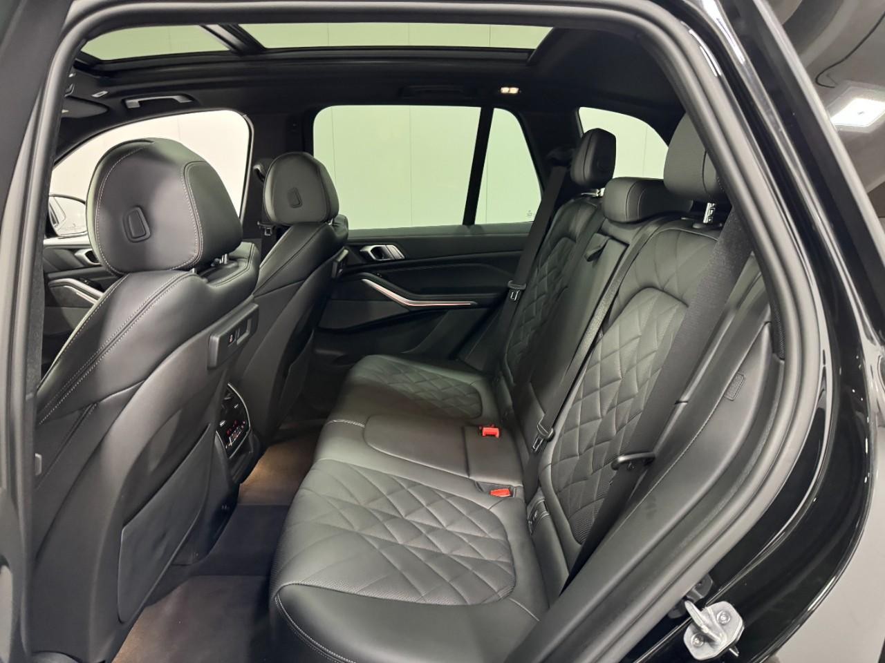 BMW X5 Vehicle Full-screen Gallery Image 8