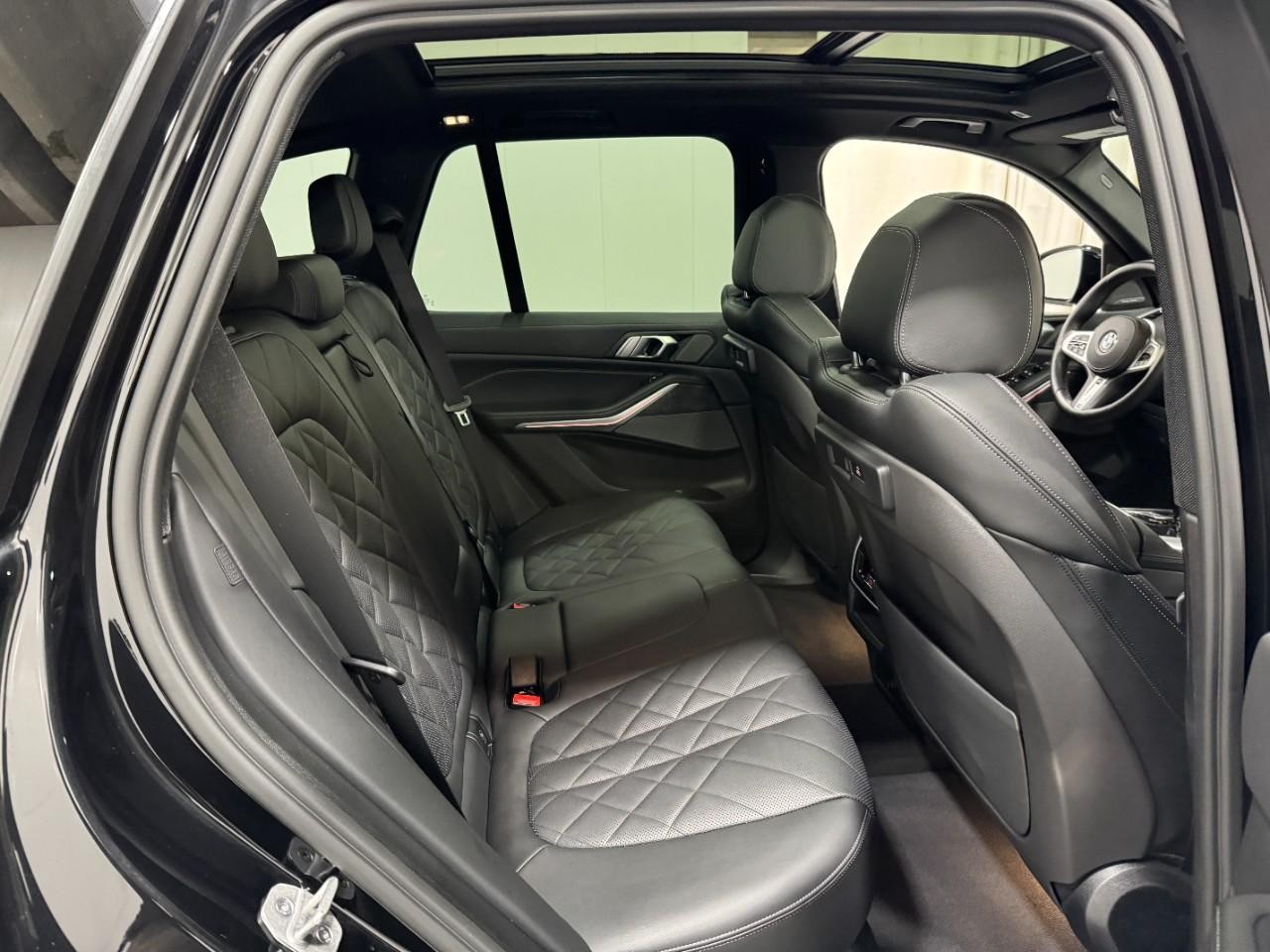 BMW X5 Vehicle Full-screen Gallery Image 10