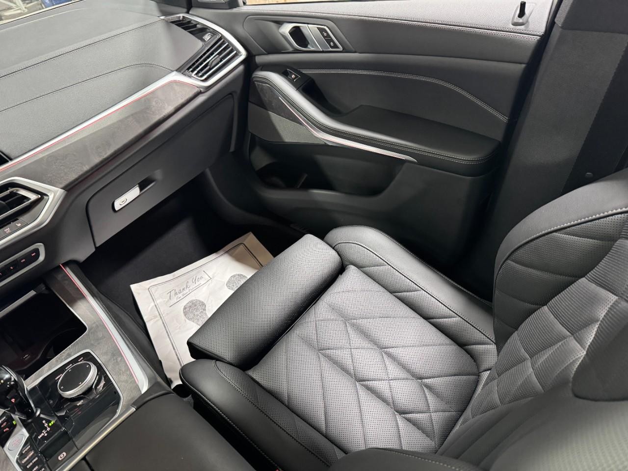 BMW X5 Vehicle Full-screen Gallery Image 18