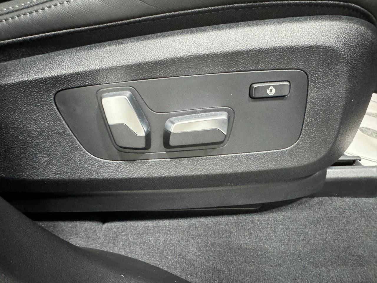 BMW X5 Vehicle Full-screen Gallery Image 21