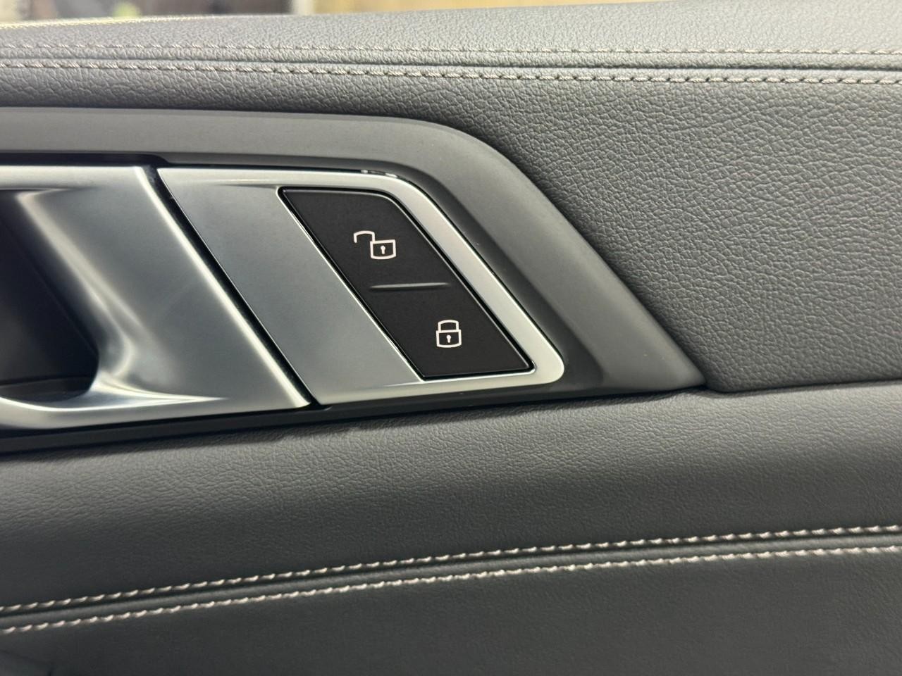 BMW X5 Vehicle Full-screen Gallery Image 22