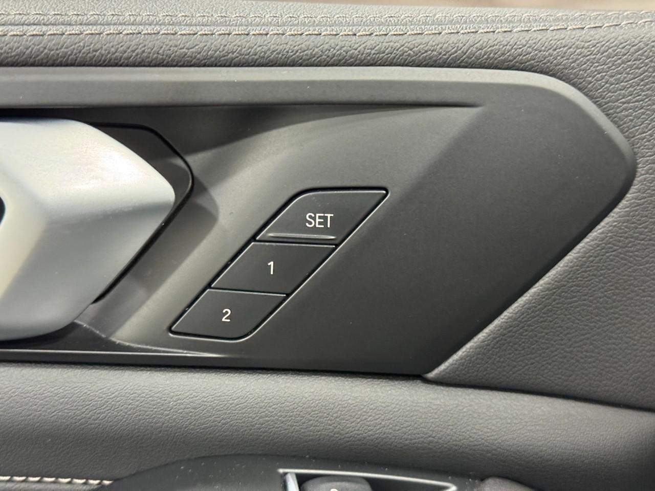 BMW X5 Vehicle Full-screen Gallery Image 25