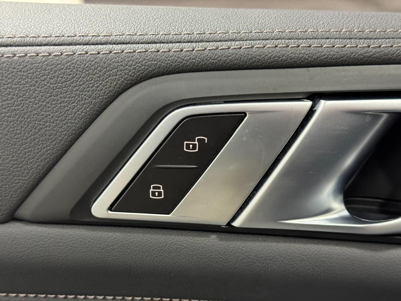 BMW X5 Vehicle Full-screen Gallery Image 26