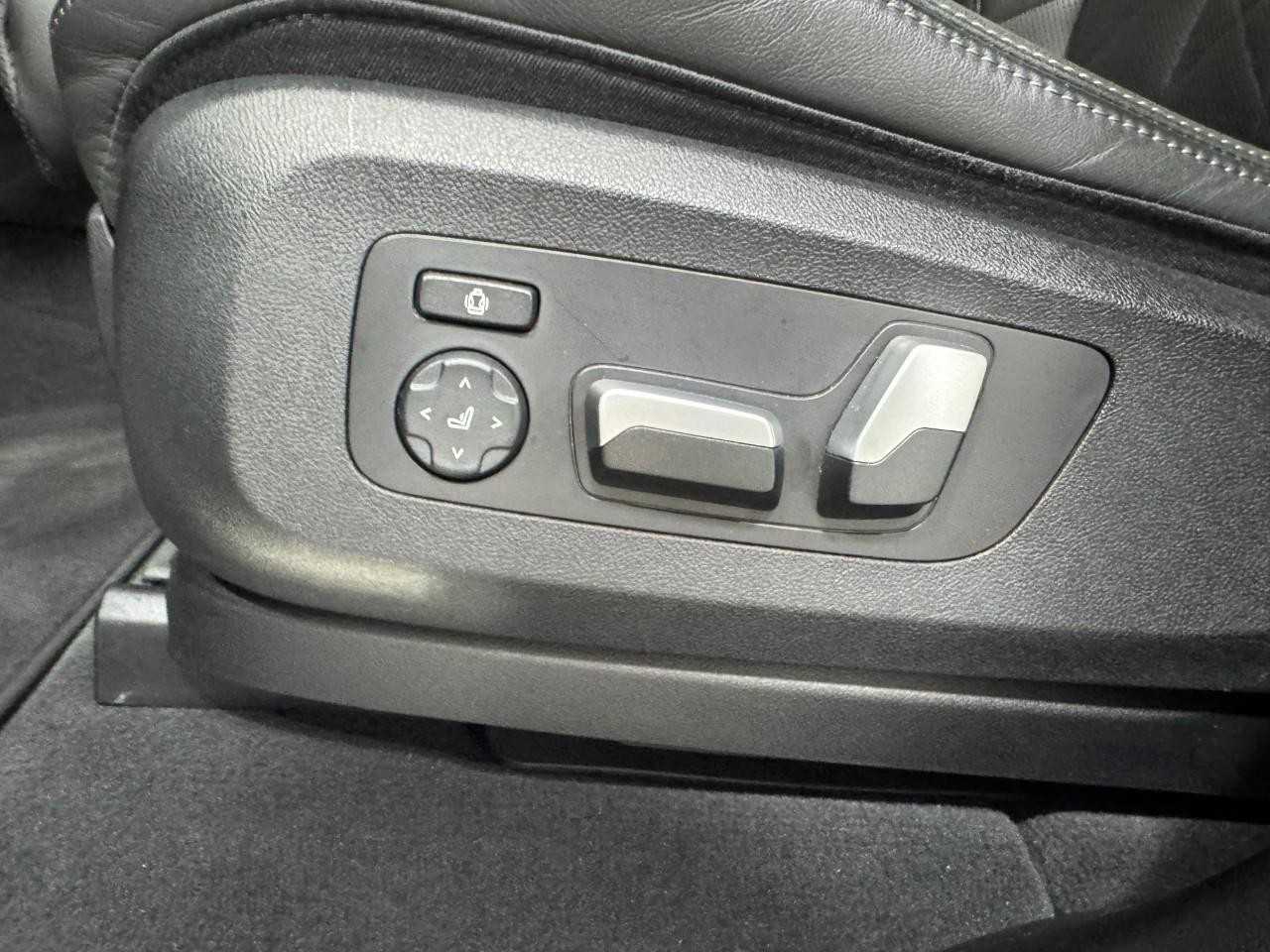 BMW X5 Vehicle Full-screen Gallery Image 30