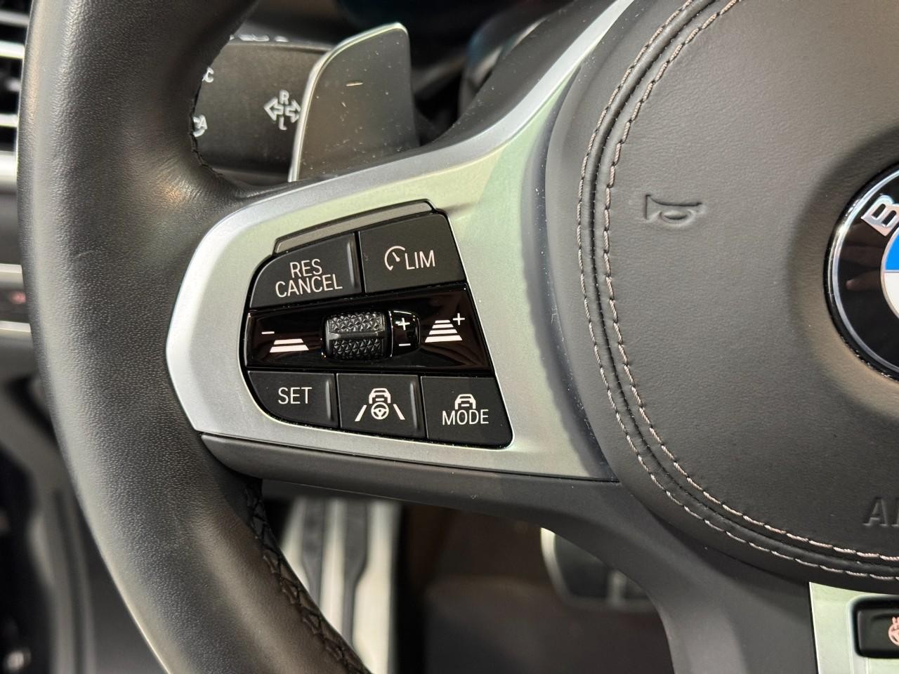 BMW X5 Vehicle Full-screen Gallery Image 32