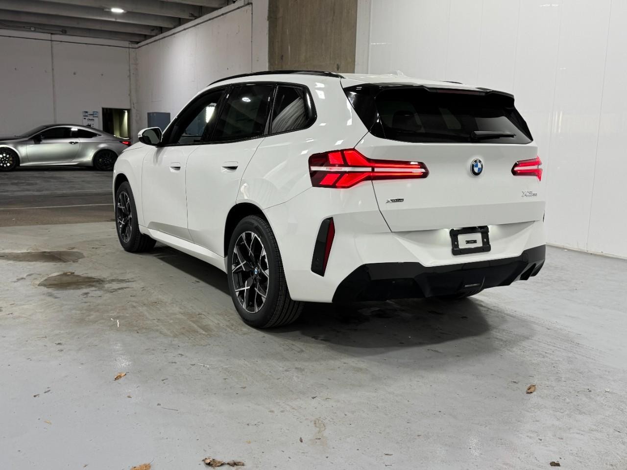 BMW X3 Vehicle Full-screen Gallery Image 3