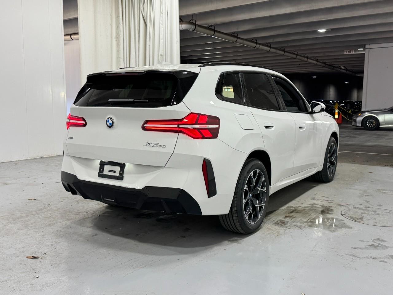 BMW X3 Vehicle Full-screen Gallery Image 4
