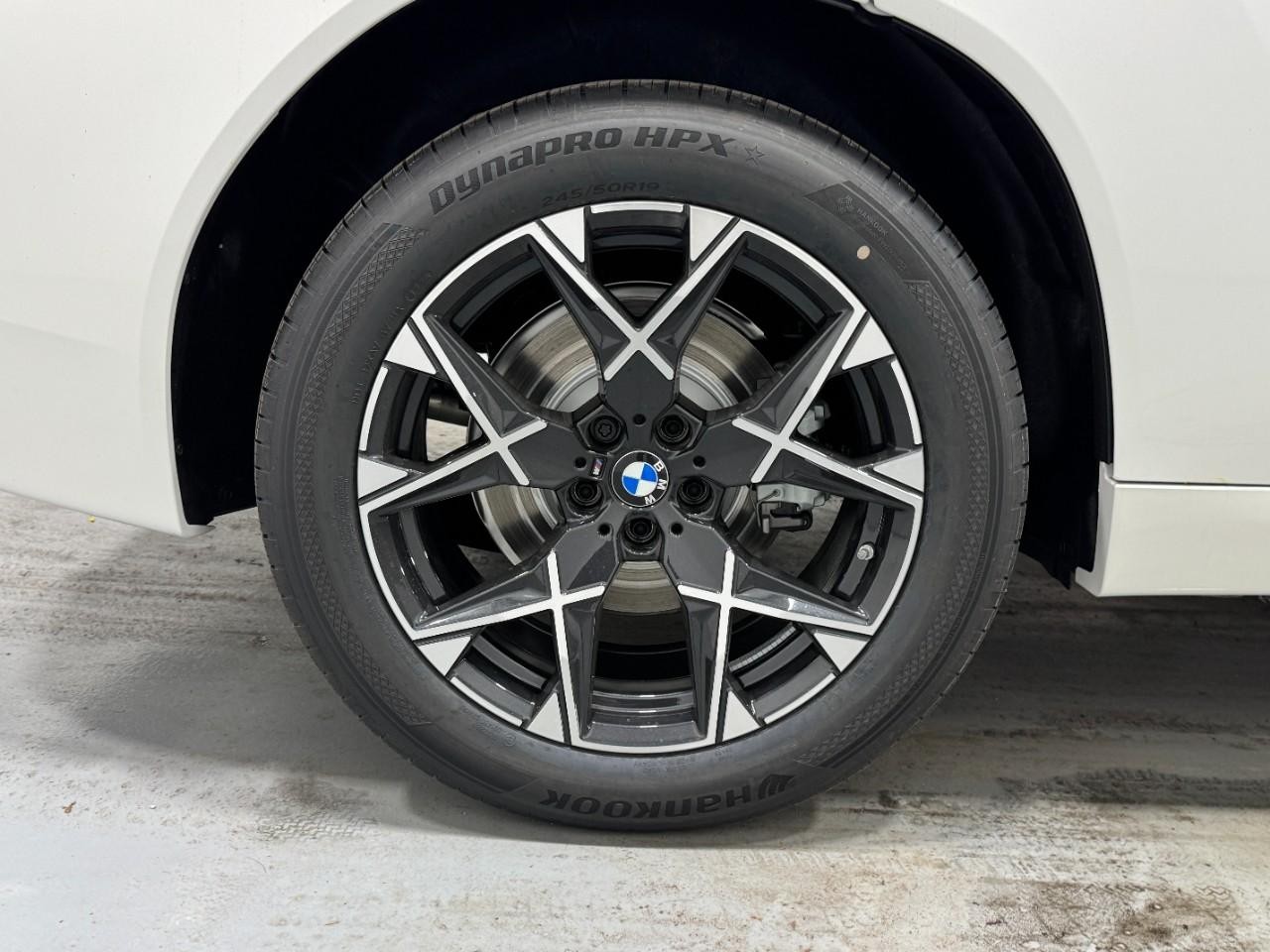 BMW X3 Vehicle Full-screen Gallery Image 5