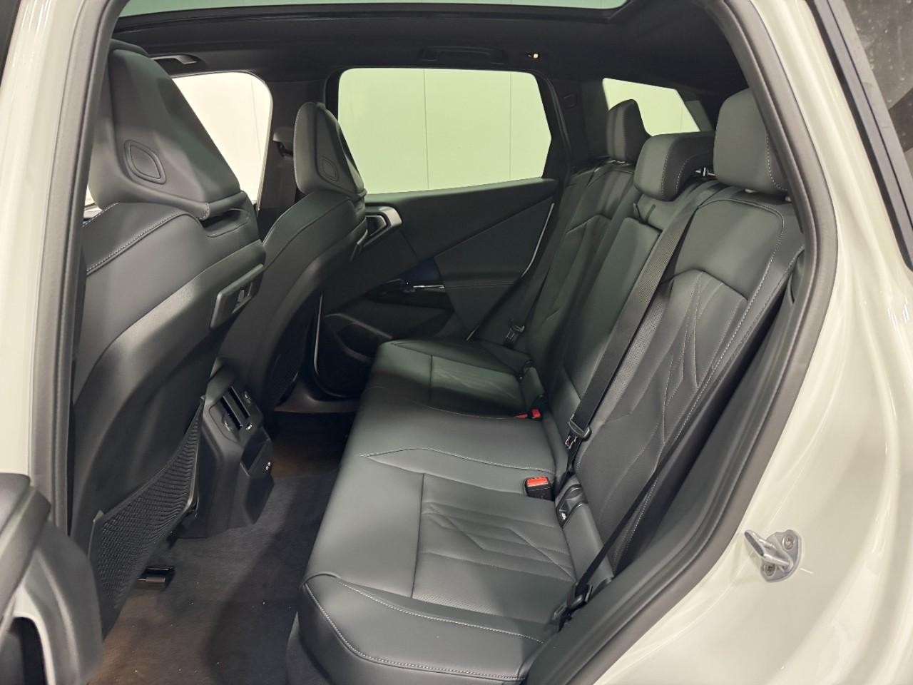 BMW X3 Vehicle Full-screen Gallery Image 8