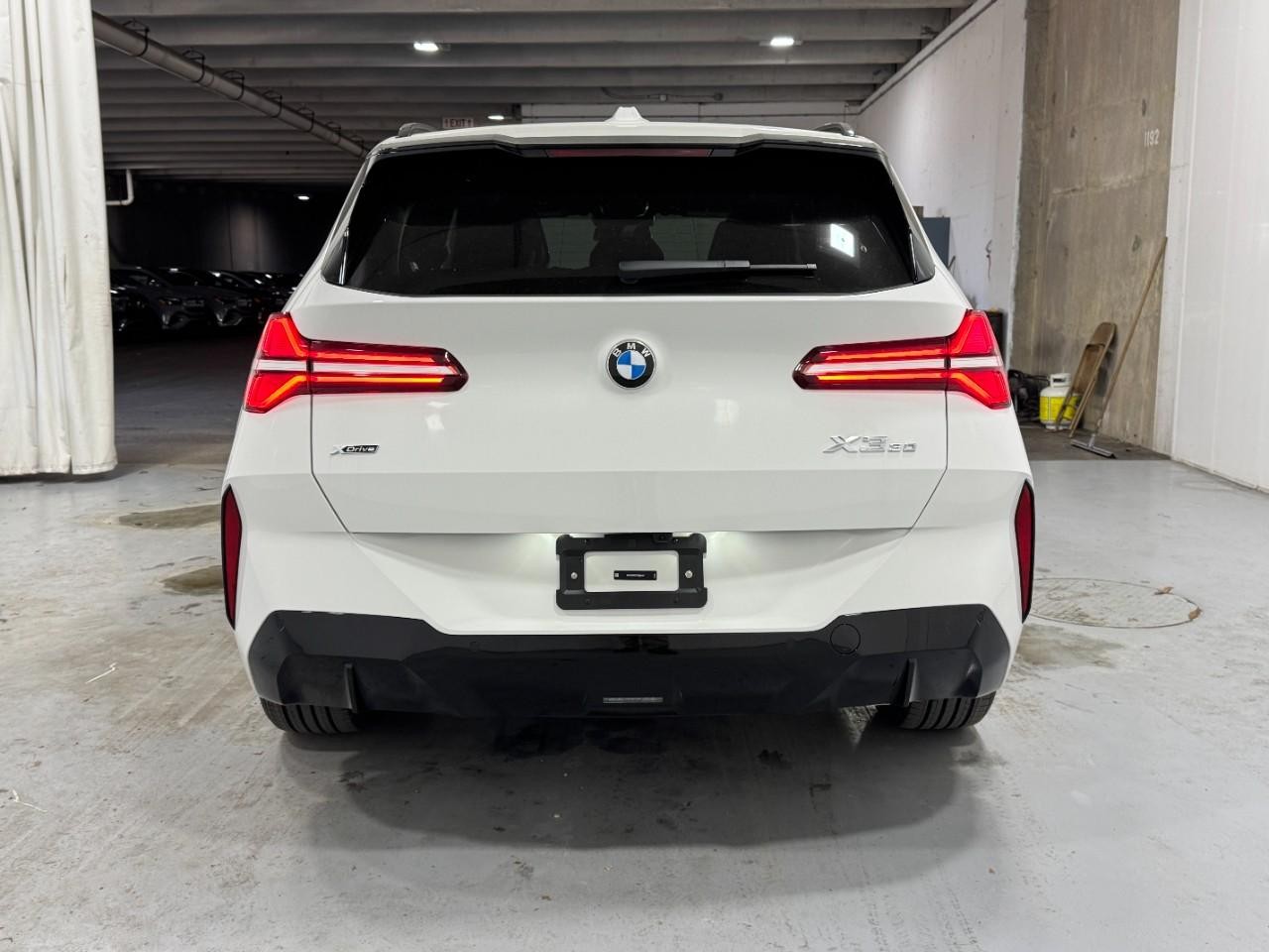 BMW X3 Vehicle Full-screen Gallery Image 9