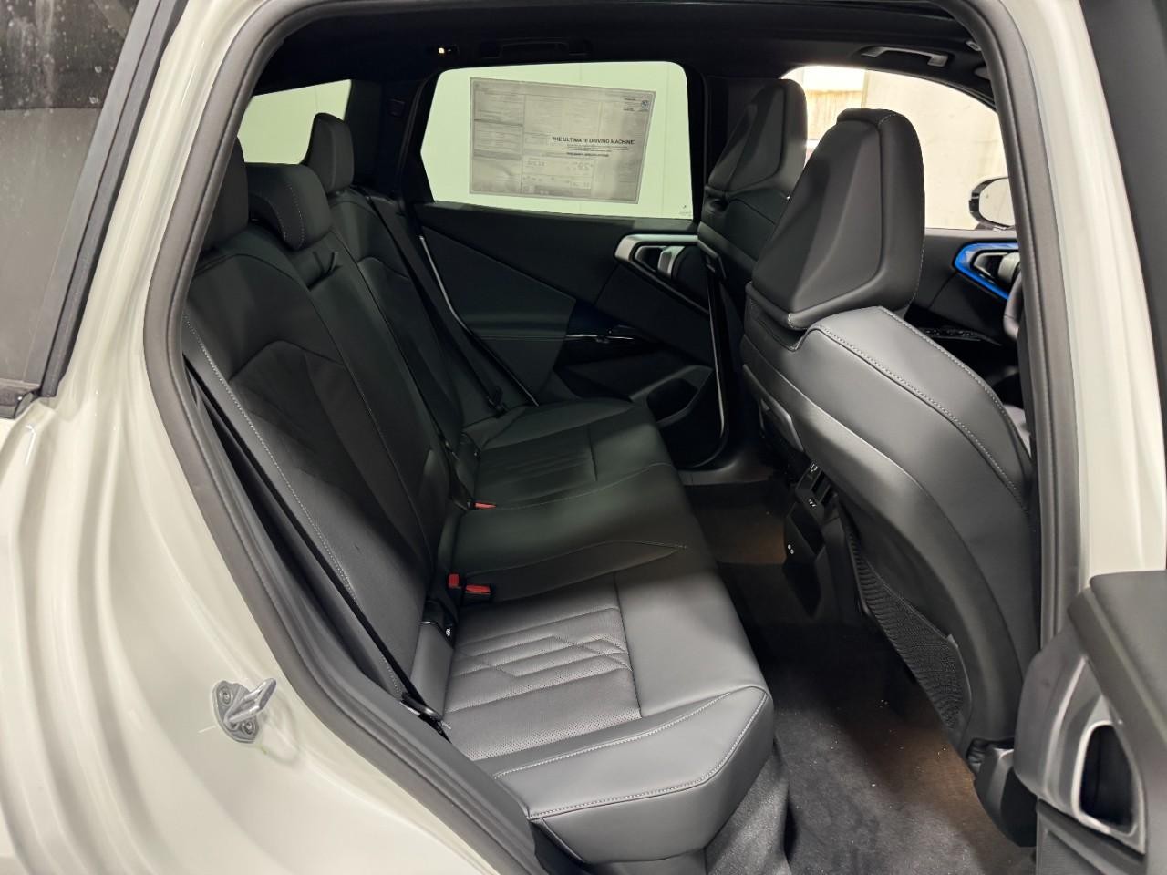 BMW X3 Vehicle Full-screen Gallery Image 10