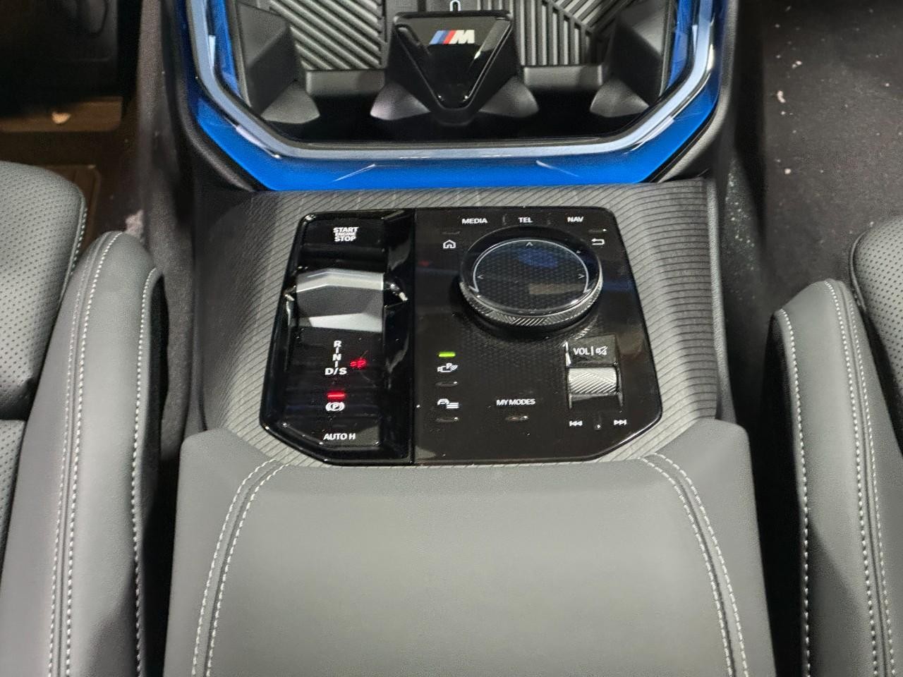 BMW X3 Vehicle Full-screen Gallery Image 15