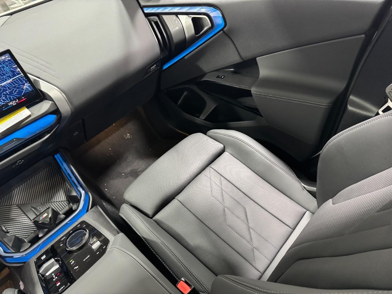 BMW X3 Vehicle Full-screen Gallery Image 16