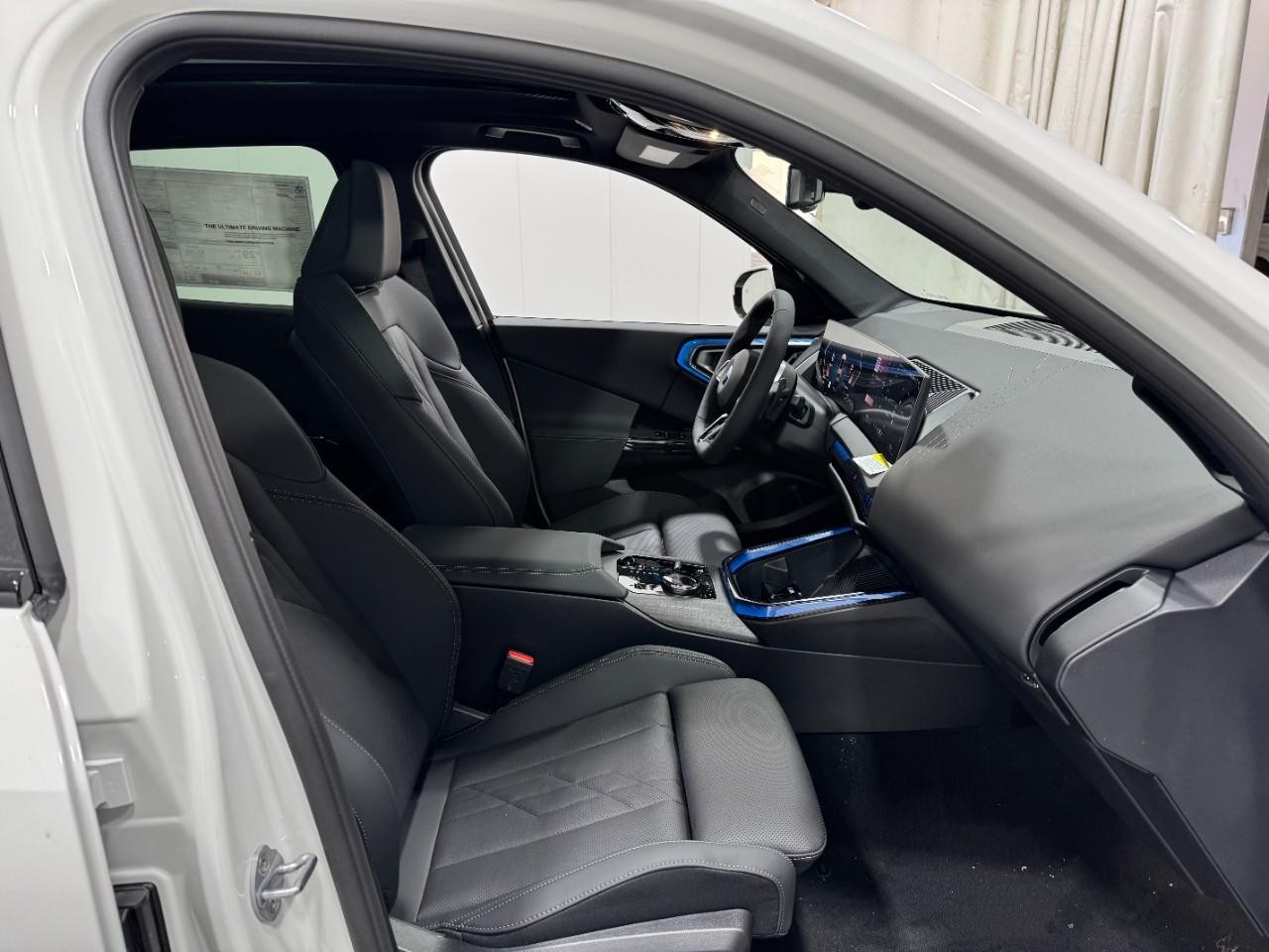 BMW X3 Vehicle Full-screen Gallery Image 17