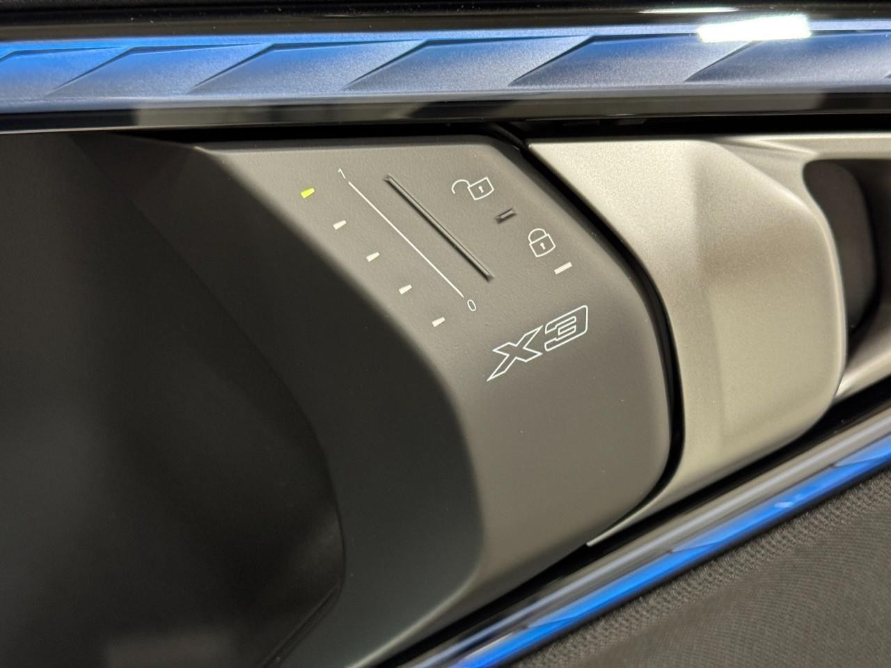 BMW X3 Vehicle Full-screen Gallery Image 20