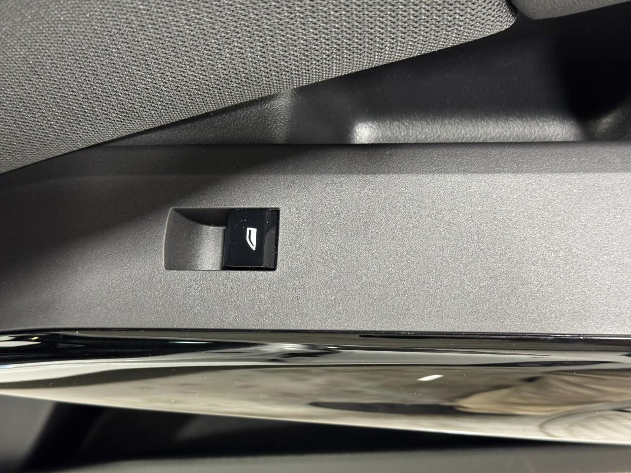 BMW X3 Vehicle Full-screen Gallery Image 21