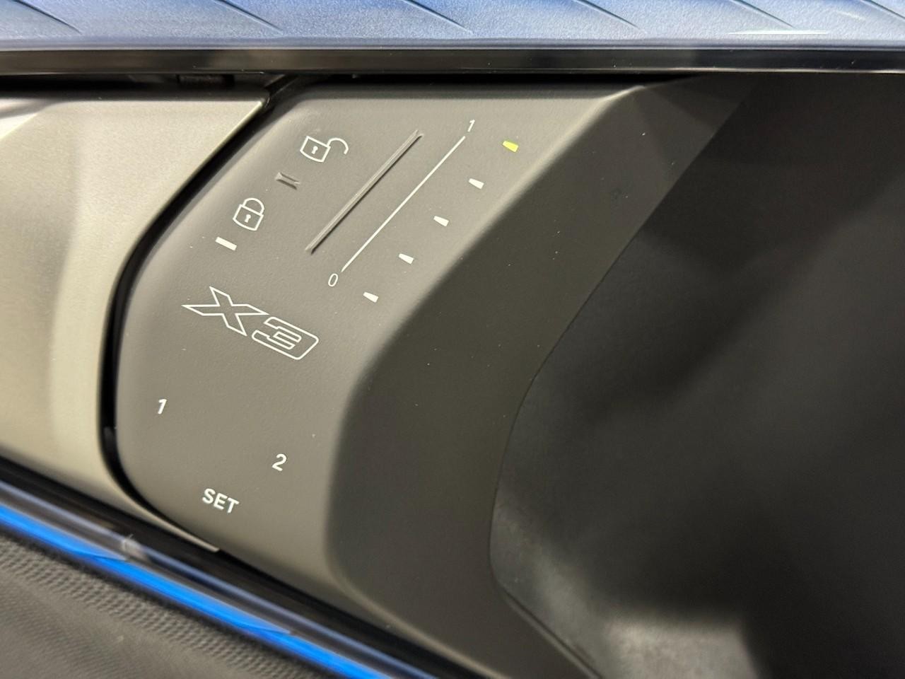 BMW X3 Vehicle Full-screen Gallery Image 22