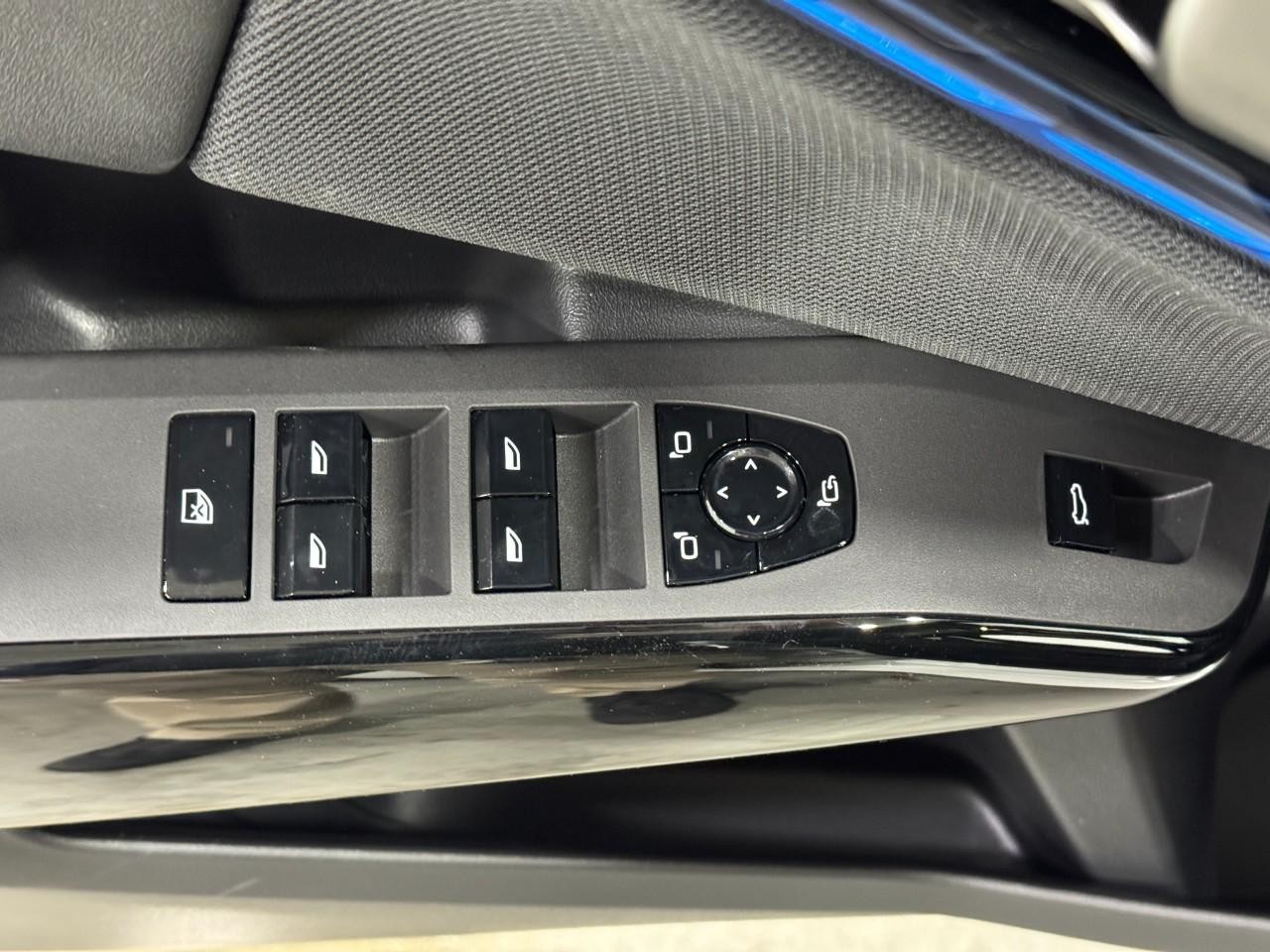 BMW X3 Vehicle Full-screen Gallery Image 23