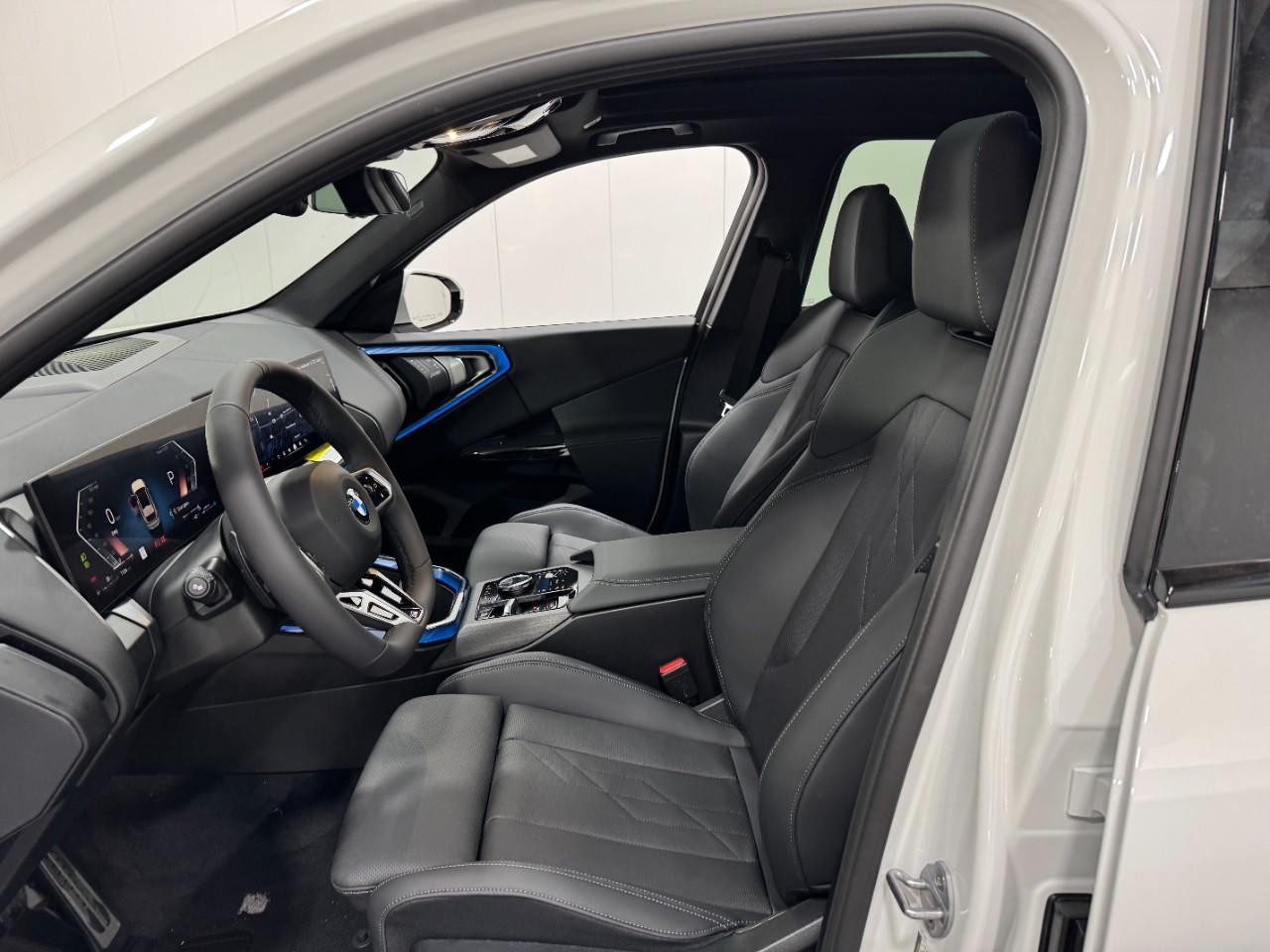 BMW X3 Vehicle Full-screen Gallery Image 24