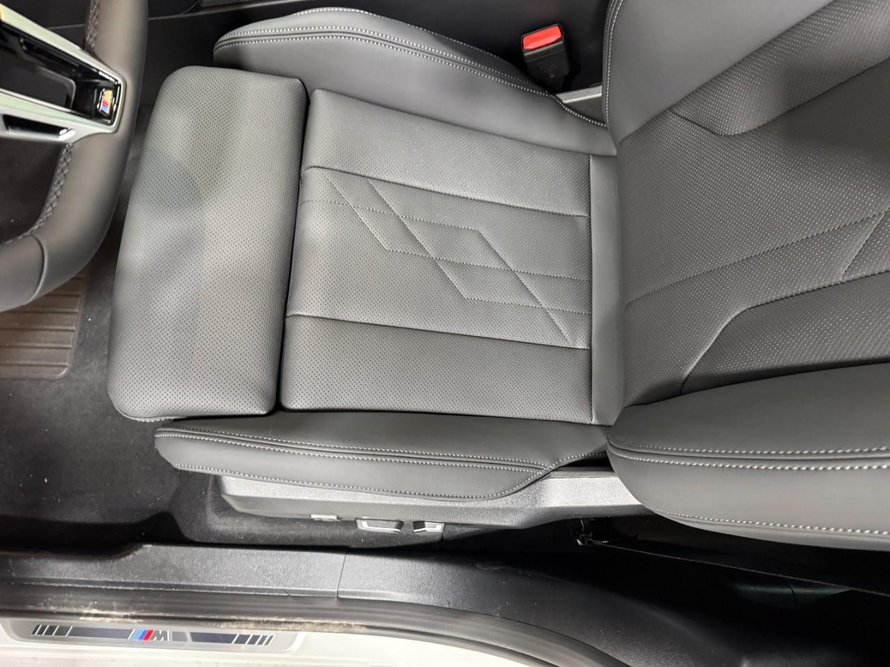 BMW X3 Vehicle Full-screen Gallery Image 25