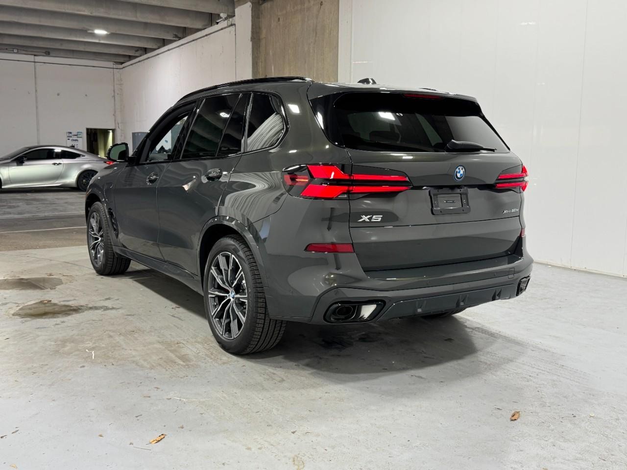 BMW X5 Vehicle Full-screen Gallery Image 3