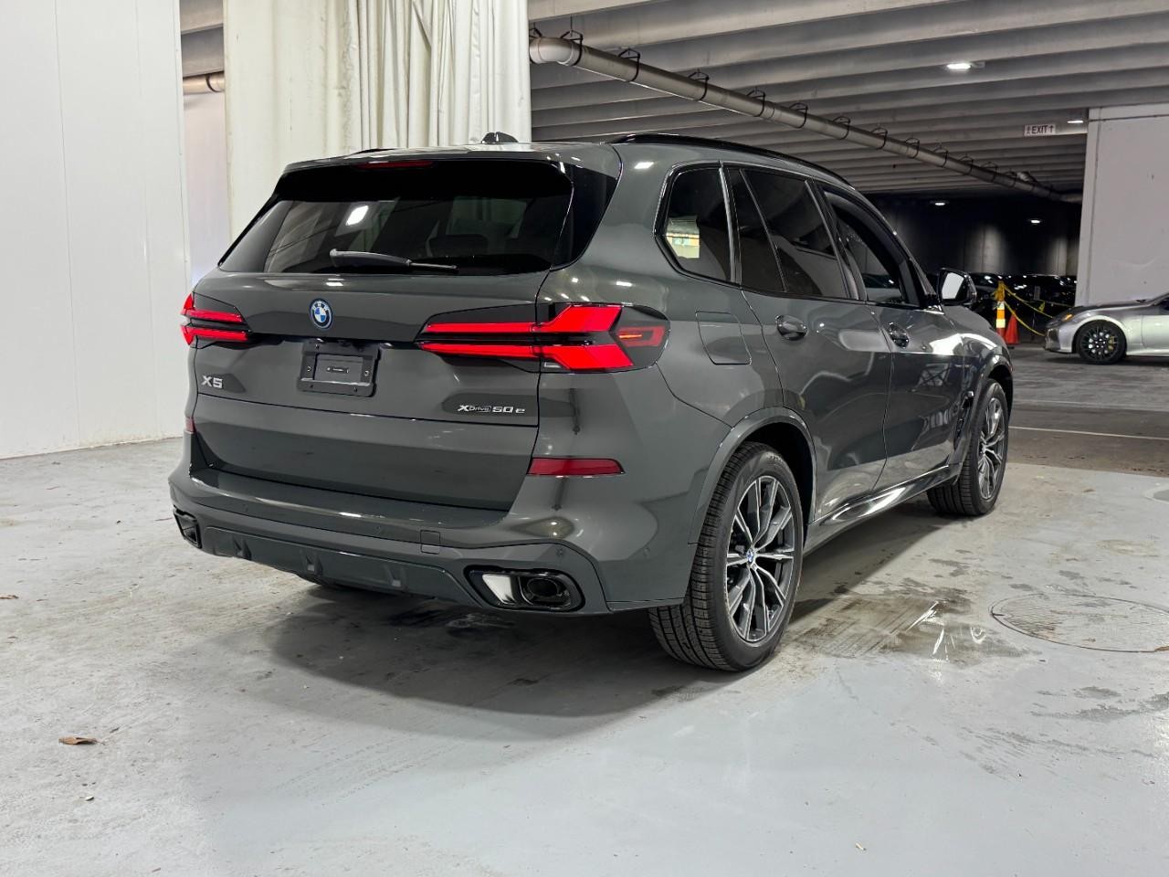 BMW X5 Vehicle Full-screen Gallery Image 4