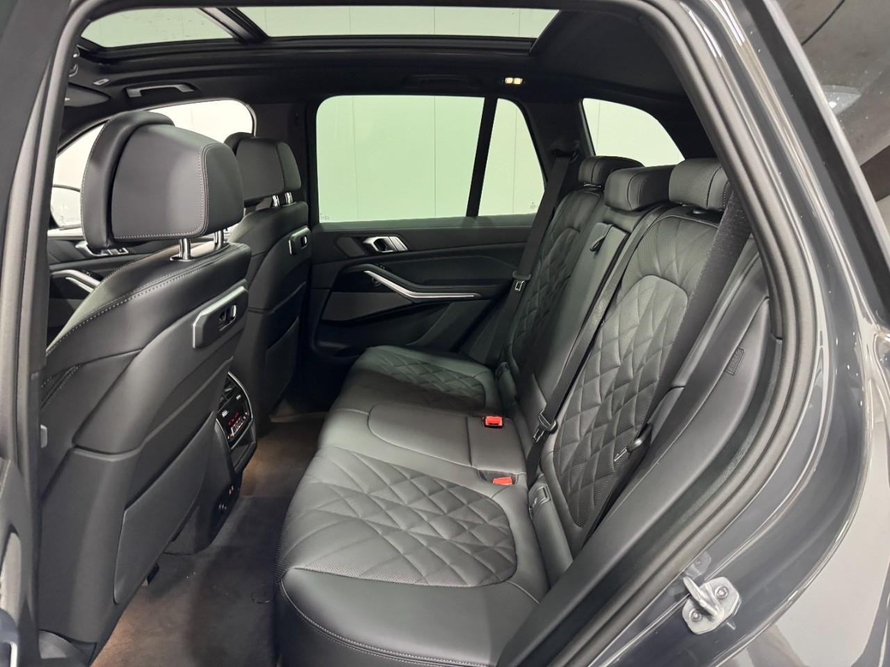 BMW X5 Vehicle Full-screen Gallery Image 8