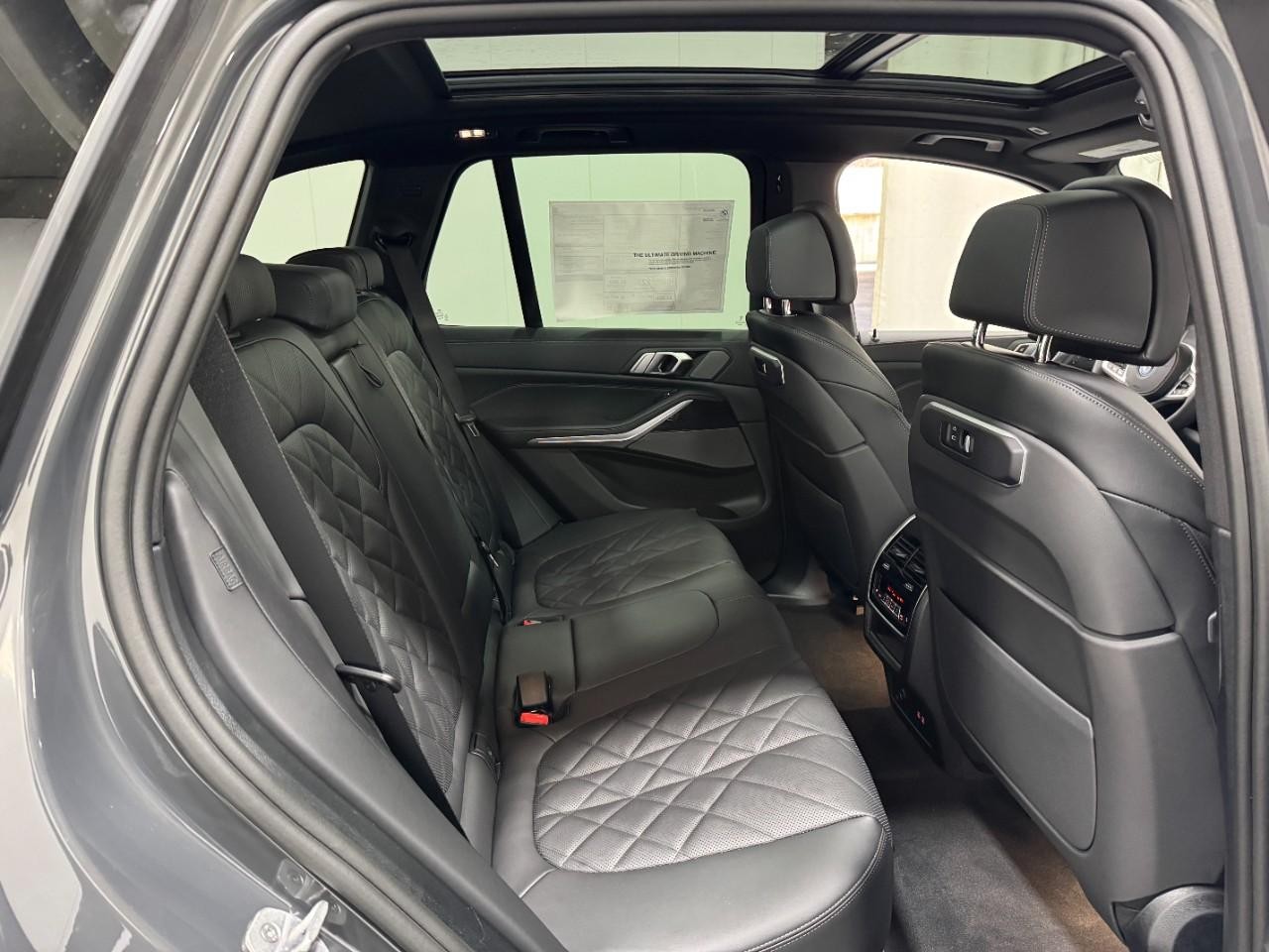 BMW X5 Vehicle Full-screen Gallery Image 10