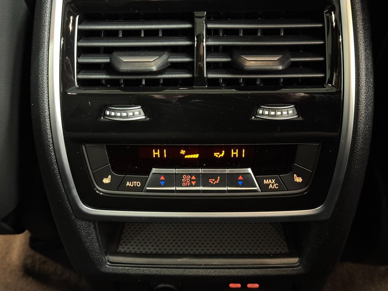 BMW X5 Vehicle Full-screen Gallery Image 11