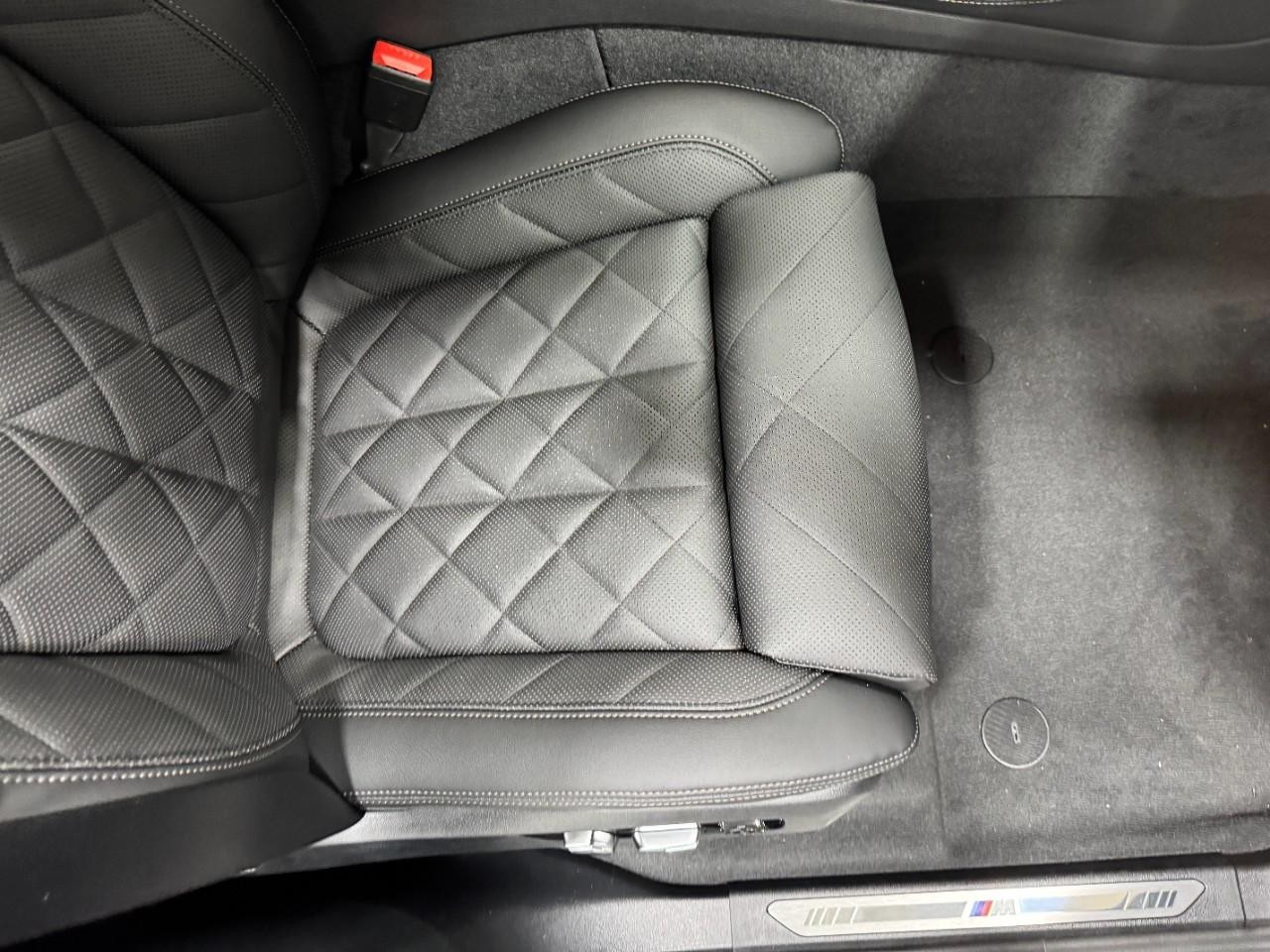 BMW X5 Vehicle Full-screen Gallery Image 19