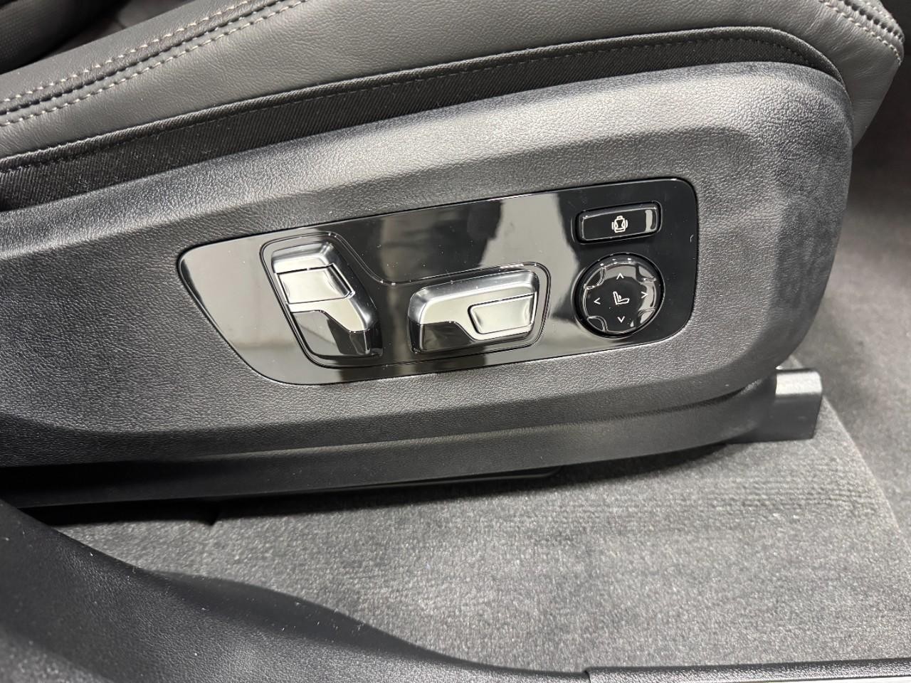 BMW X5 Vehicle Full-screen Gallery Image 20